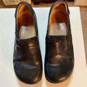 Size 8 Alegria nursing shoes.